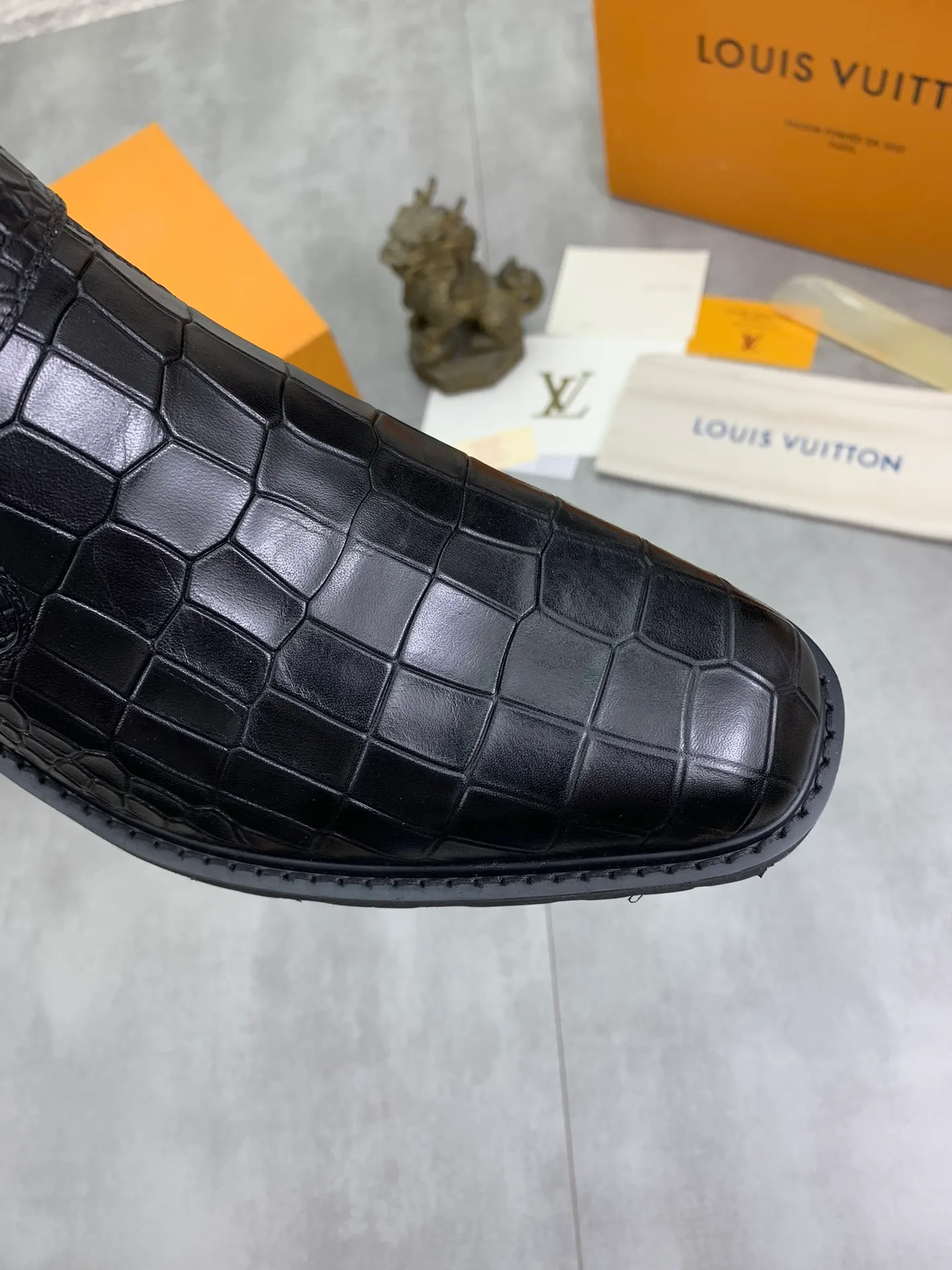Men's shoes 💰P640 💰【New】🆘Water-dyed cow lining LV Louis Vuitton business high-top leather shoes, made of original imported Italian 🇮🇹 open-edge bead-rubbed open-edge bead cowhide, full cowhide lining, carefully handmade by professional shoemakers, the original version is specially designed for wear-resistant outsole. Standard code: 38-45 3⃣️color🉑️select